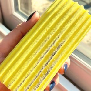 Damp-Duster_In-Use_cleaning-blinds_2-600x797-lifestyle.jpg
